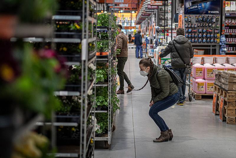 Lidé nakupují v obchodním řetězci Hornbach, 27 února 2021 v Ostravě.