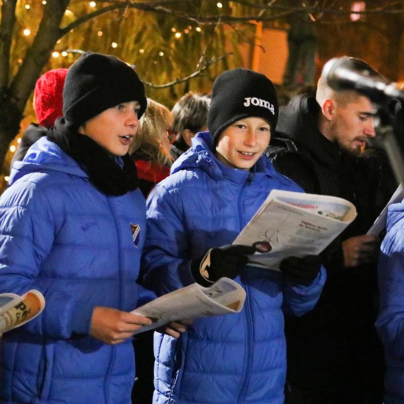 Akce Deníku Česko zpívá koledy v ostravském obvodu Jih, u kulturního domu K-TRIO, středa 12. prosince 2018.