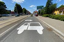 Realizace 1. etapy opatření pro cyklisti na ulici 28. října v Mariánských horách, 2. června 2021.