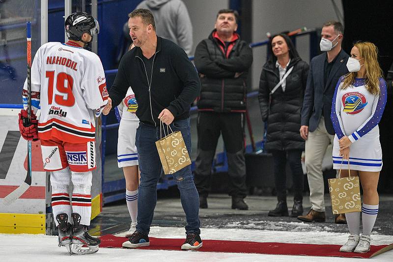 Utkání 36. kolo hokejové extraligy: HC Vítkovice Ridera - HC Olomouc, 28. prosince 2021 v Ostravě. (zleva) Lukáš Nahodil z Olomouce a Pavel Kubina.