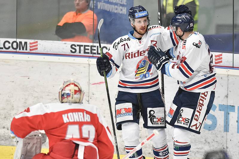 Utkání 44. kola hokejové extraligy: HC Vítkovice Ridera - HC Olomouc, 23. ledna 2019 v Ostravě. Na snímku (zleva) Kondrád Branislav, Lukáš Kucsera a Patrik Zdráhal.