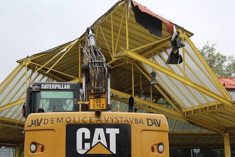 Demolice staré tržnice na Černé louce, 16.  května v Ostravě.