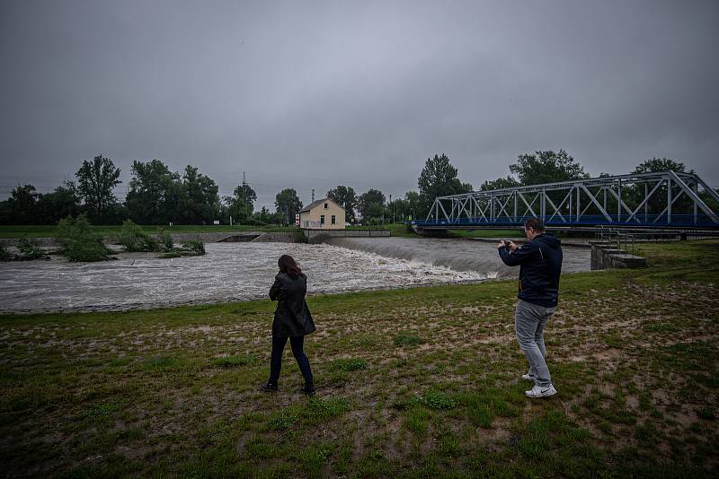 Povodňový stupeň na řece Ostravice která leží ve městě Vratimov, 21. června 2020 v Ostravě.