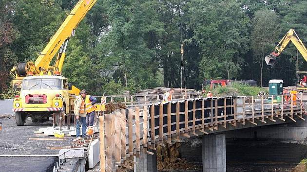 Pokládání živičného povrchu probíhá na prodloužené Místecké, která by měla být ještě letos zprůjezdněná, a tím odlehčí motoristům cestu přes centrum města.