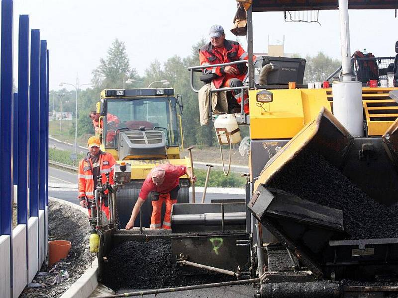 Pokládání živičného povrchu probíhá na prodloužené Místecké, která by měla být ještě letos zprůjezdněná, a tím odlehčí motoristům cestu přes centrum města.