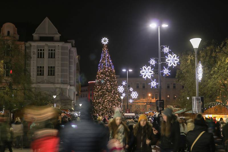 Vánoce v Ostravě. Ilustrační foto z rozsvícení vánočního stromu na Masarykově náměstí v centru města, 2. prosince 2018.