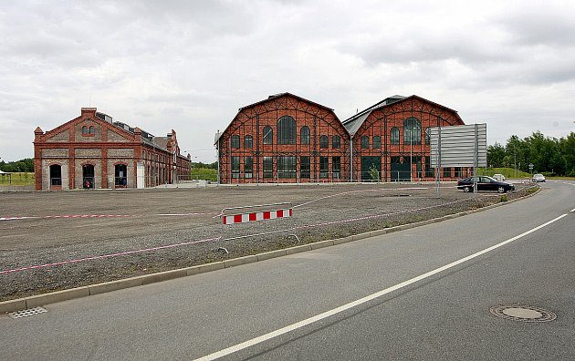 Parkoviště za obchodním centrem Forum Nová Karolina v centru Ostravy.