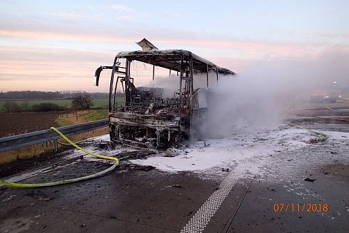 Požár autobusu na D1 u Bohuníma.