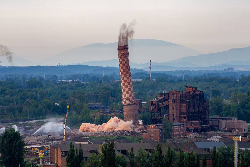 Odstřel vítkovického komínu Strakáč, 3. srpna 2019 v Ostravě.