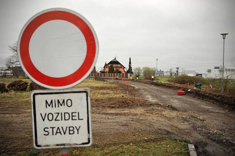 Za Základní školou Františka Formana na Dubině začaly v těchto dnech přípravné práce na stavbě výjezdového centra Ostrava-Jih.