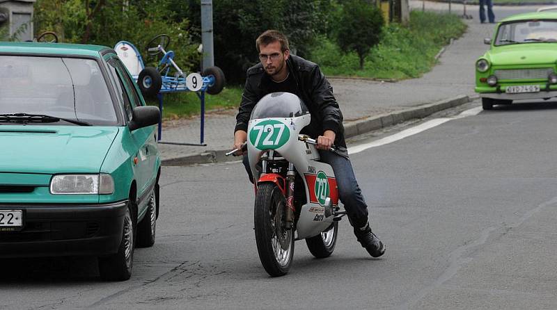 Historická auta i motorky se v sobotu dopoledne sjely do Ostravy-Michálkovic.