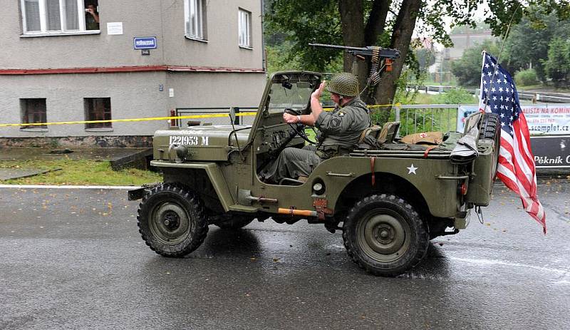 Historická auta i motorky se v sobotu dopoledne sjely do Ostravy-Michálkovic.