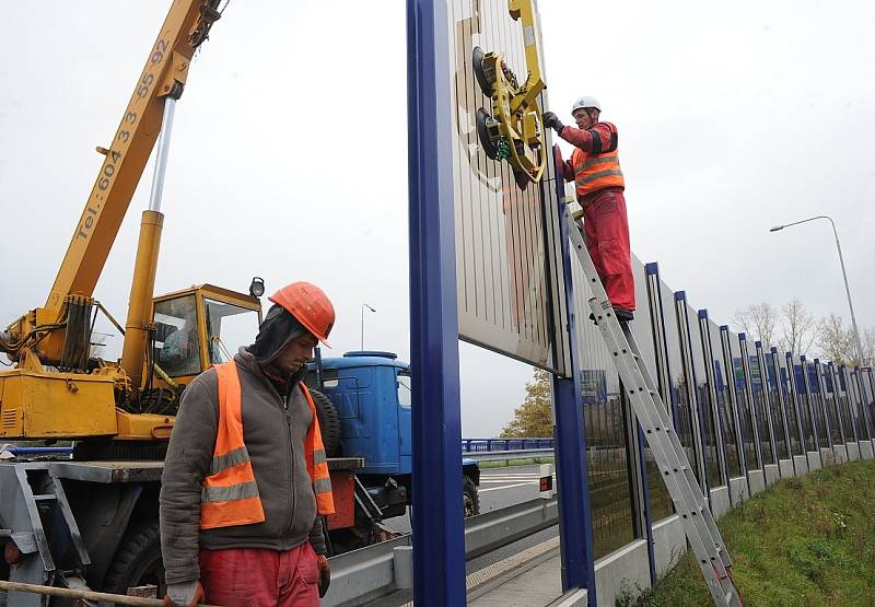 Skla mizí z protihlukové stěny, která lemuje nájezd z Mariánskohorské ulice na Prodlouženou Místeckou. Nahradí je panelové bloky, které by měly odolat náporu zlodějů kovů. 