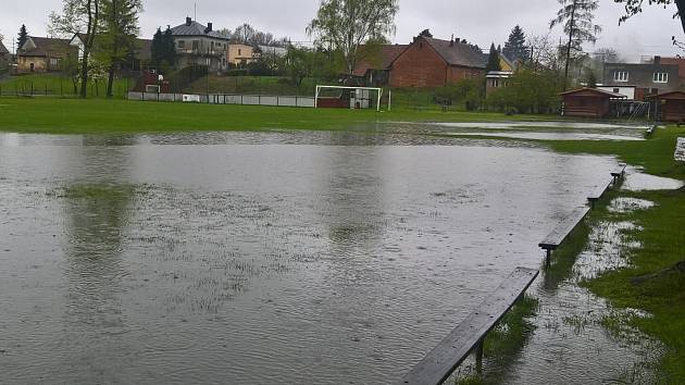 Zatopené fotbalové hřiště ve Skotnici hrající okresní přebor Novojičínska.