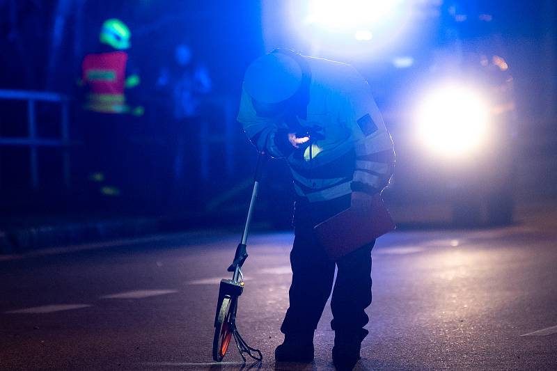 Nehoda vozidla zn. Porsche ve večerních hodinách na ulici Plzeňská, vedle tramvajové zastávky Dolní směr Ferona. 12. března 2021 v Ostravě.