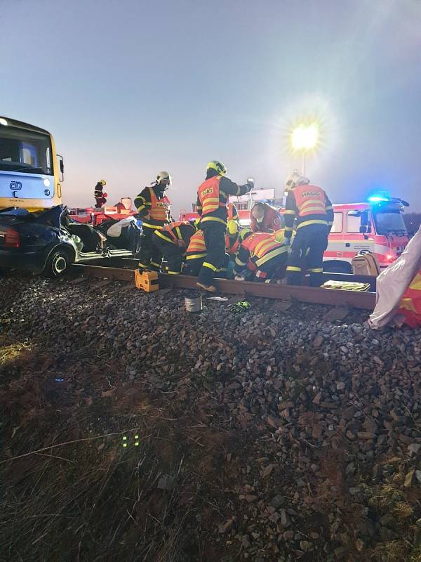 Zásah hasičů u střetu osobního auta a vlaku v Horních Tošanovicích, sobota 21. listopadu 2020.
