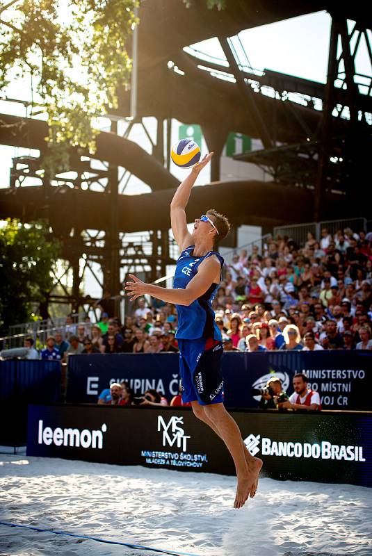 FIVB Světové série v plážovém volejbalu J&T Banka Ostrava Beach Open, 2. června 2019 v Ostravě. Finále muži, (1) Ondrej Perusic a (2) David Schweiner.