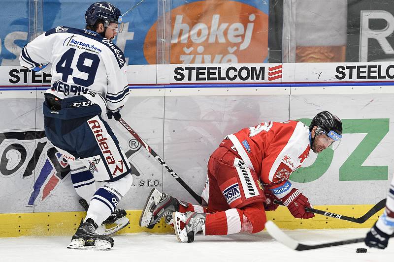 Utkání 27. kola hokejové extraligy: HC Vítkovice Ridera - HC Olomouc, 18. prosince 2019 v Ostravě. Na snímku (zleva) Nicolas Werbik a Zbyněk Irgl.