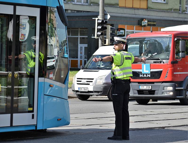 Policisté museli své umění předvést ve frekventované křižovatce ulic 28. října a Novinářské.