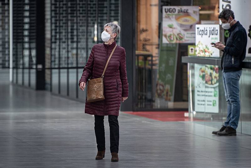 Žena s respirátorem v obchodním centru Forum Nova Karolina, 25. února 2021 v Ostravě. Kvůli koronavirové epidemii začala platit povinnost na frekventovaných místech nosit respirátor nebo dvě jednorázové zdravotnické roušky přes sebe.