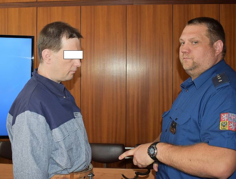 Muž se před soudem v Ostravě zodpovídal z pokusu o vraždu.