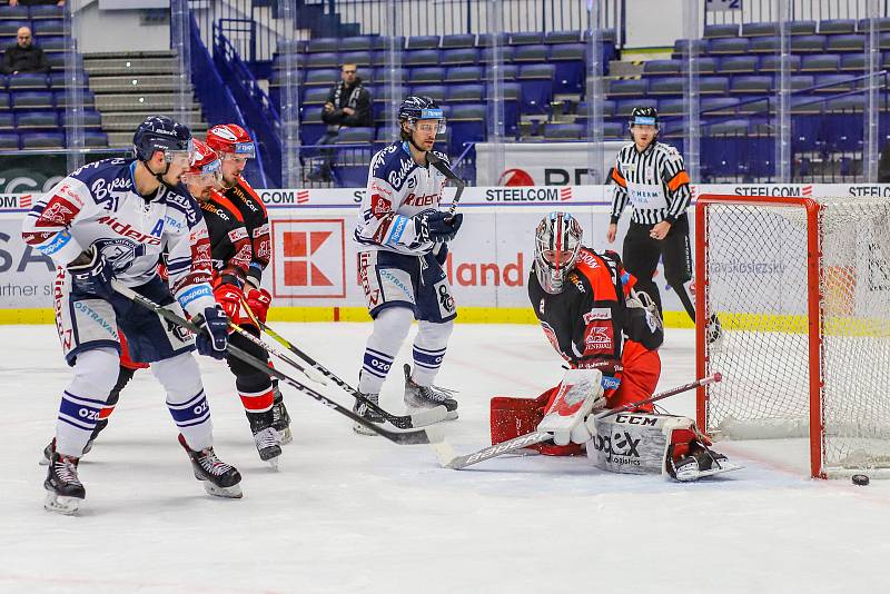 Utkání 39. kola hokejové extraligy: HC Vítkovice Ridera - Mountfield Hradec Králové, 24. ledna 2020 v Ostravě. Na snímku (vpravo) brankář Hradce Králové Marek Mazanec.