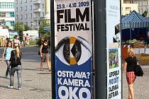 Na nový filmový festival vábí Ostravany také reklamní panely, které jsou k vidění v různých koutech města.