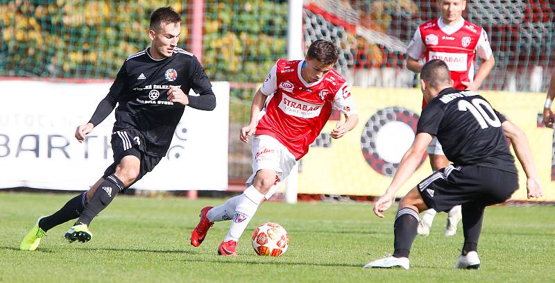 Utkání Fobalové národní ligy mezi FK Pardubice (ve červenobílém) a MFK Vítkovice ( v černém) na hřišti pod Vinicí v Pardubicích.