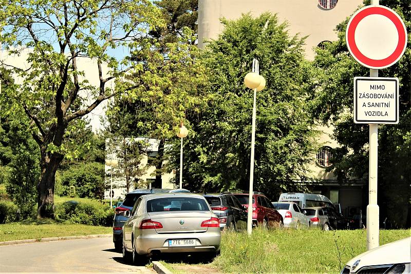 Parkování ve Fakultní nemocnici Ostrava na jaře zdražilo. Řidiči hledají každé volné místo, mnozí stojí „na prasáka“, 1. června 2022, Ostrava.