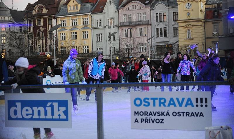 Typická vánoční atmosféra zavládla o víkendu na Masarykově náměstí v centru Ostravy, kde v neděli začaly vánoční trhy. Milovníkům bruslení je zde k dispozici i kluziště.