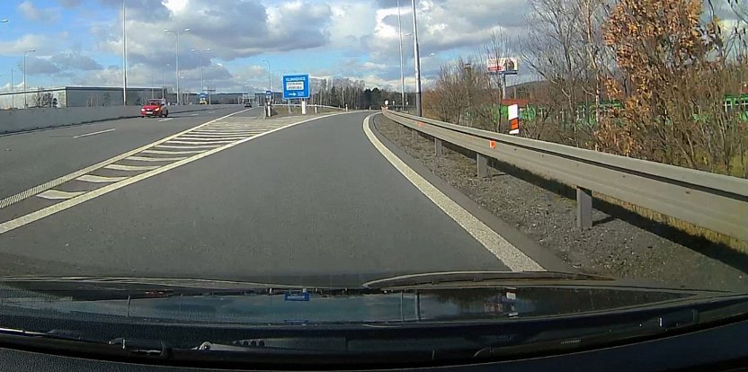 Automobil jedoucí od Velké Polomi do Ostravy-Poruby zachytila palubní kamera jednoho z řidičů.