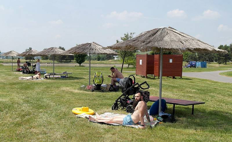 Štěrkovna, tedy oficiální rekreační areál, je otevřena od soboty a sezona se rozjíždí, kolem se však rekonstruuje a blízkost stavby znamená i určitá omezení.