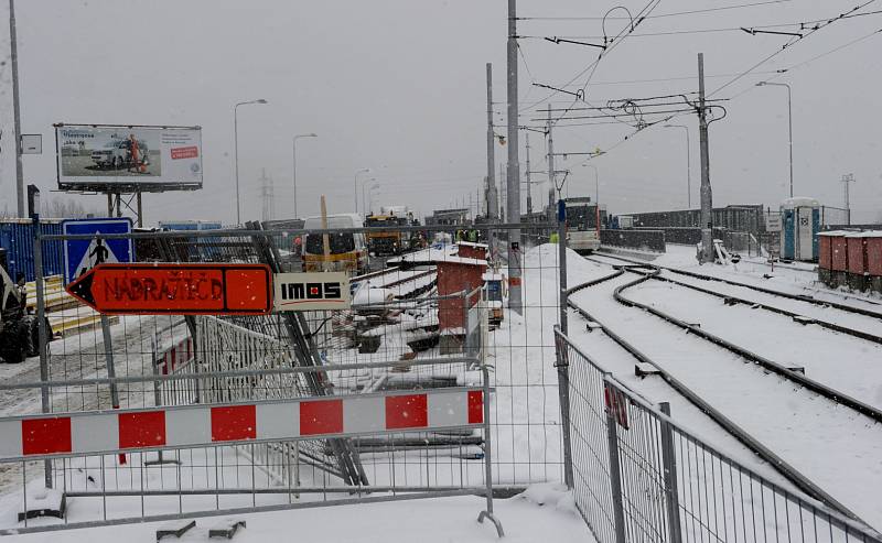 Modernizace tramvajové tratí omezí i auta. Snímek z rekonstrukce svinovských mostů v roce 2012. Ilustrační foto.