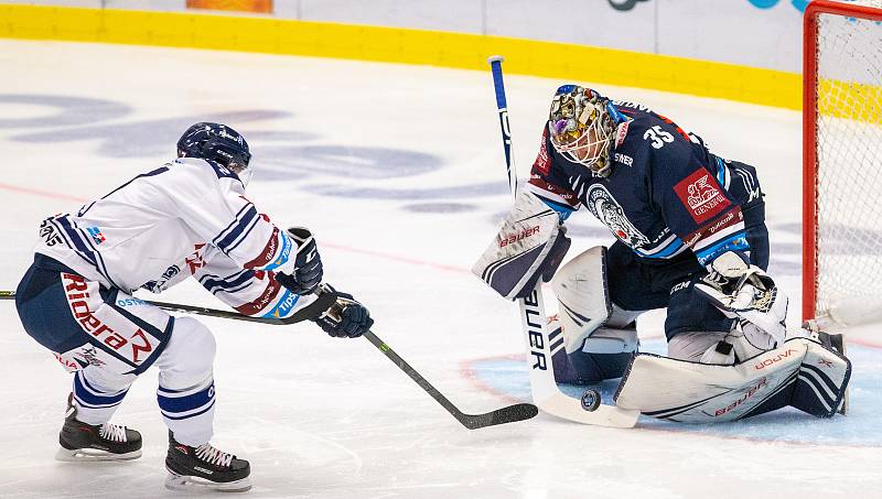 Utkání 3. kola hokejové extraligy: HC Vítkovice Ridera - Bílí Tygři Liberec, 20. září 2019 v Ostravě. Zleva Rastislav Dej z Vítkovic a brankář Liberce Justin Peters.