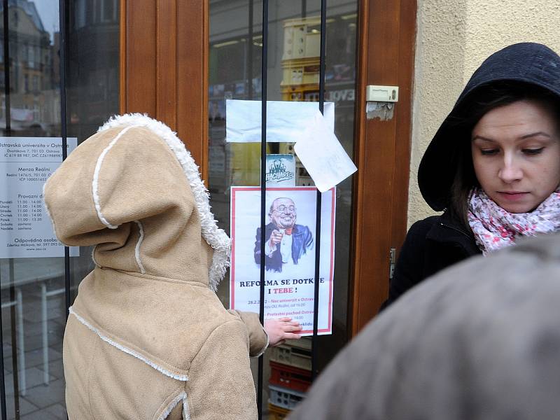 Studenti Ostravské univerzity se postavili proti návrhům zákonů ve školství a proti výraznému poklesu financování vysokých škol. 