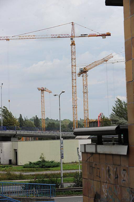 Výškové jeřáby a stovky dělníků proměňují území po bývalé koksovně na moderní centrum Ostravy.
