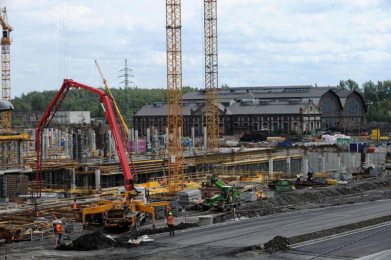 Výškové jeřáby a stovky dělníků proměňují území po bývalé koksovně na moderní centrum Ostravy.