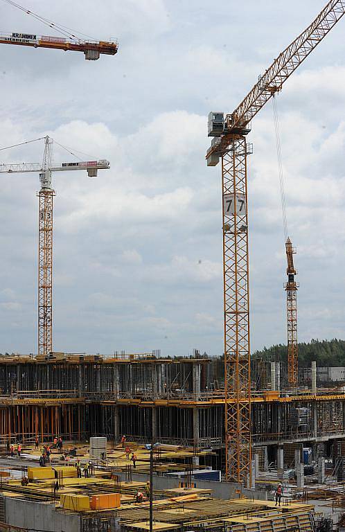 Výškové jeřáby a stovky dělníků proměňují území po bývalé koksovně na moderní centrum Ostravy.