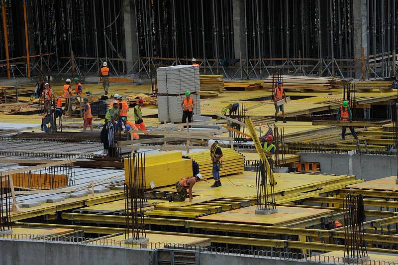 Výškové jeřáby a stovky dělníků proměňují území po bývalé koksovně na moderní centrum Ostravy.