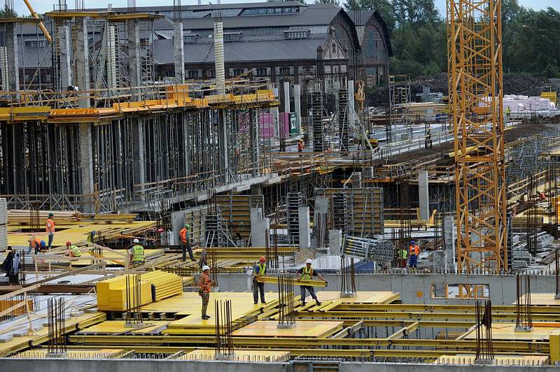 Výškové jeřáby a stovky dělníků proměňují území po bývalé koksovně na moderní centrum Ostravy.