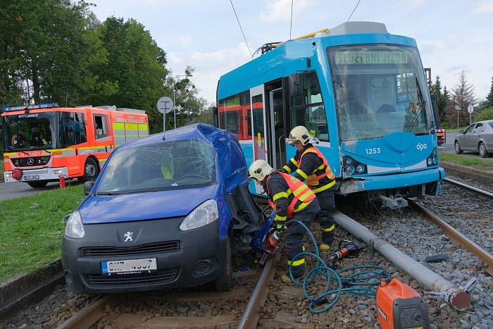 Vyprošťování vozidla z kolejiště po střetu s tramvají v Ostravě.