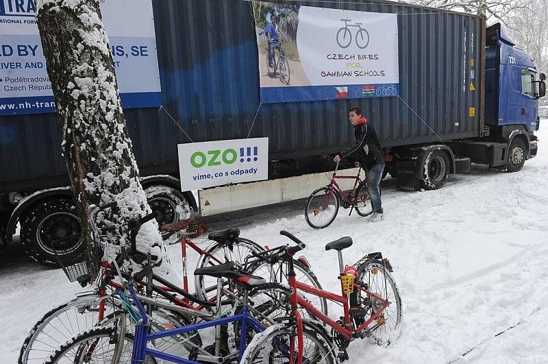 V Koblově oslavili Valentýna zcela netradičně. Naskládali několik stovek horských kol do dvanáctimetrového kontejneru. 