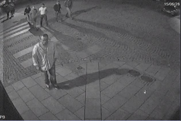 Policie zveřejnila snímky a video s mužem, který se v době útoku kyselinou máselnou pohyboval u Mulata Baru ve Stodolní ulici v Moravské Ostravě.