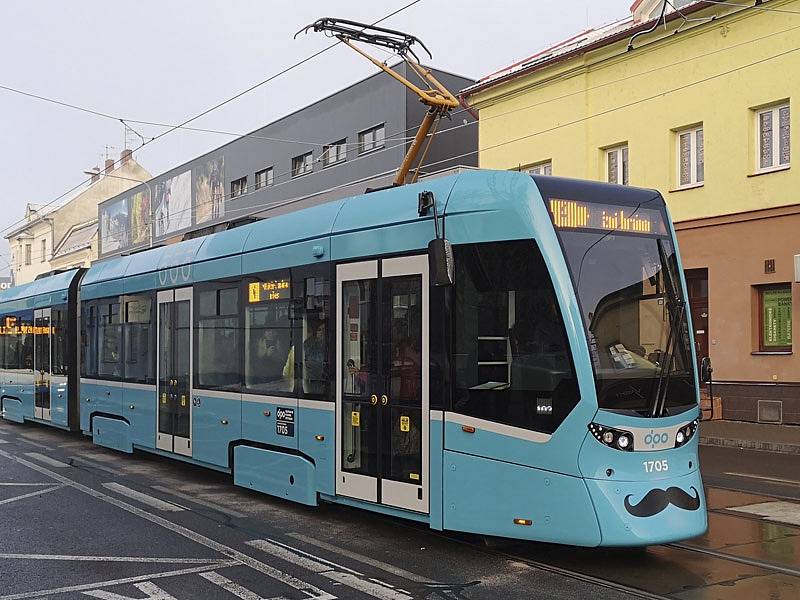  Ulice Ostravy brázdí "kníraté" tramvaje.