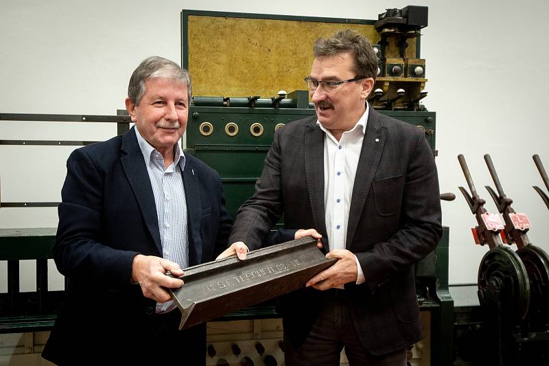 Ředitele železničního muzea Vojtěcha Hermanna převezmul 111 let starou kolejnici od výrobního ředitele Třineckých železáren Česlav Marek, 9. prosince 2019 v Ostravě.