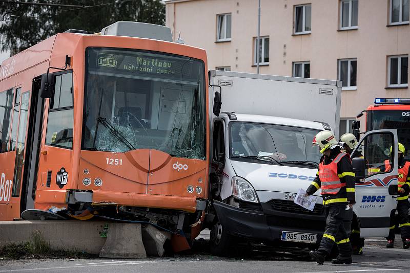 Nehoda tramvaje a nákladního automobilu v Ostravě-Martinově.