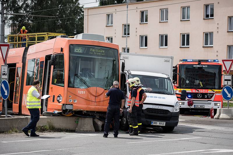 Nehoda tramvaje a nákladního automobilu v Ostravě-Martinově.