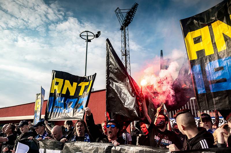 Utkání 26. kolo první fotbalové ligy: FC Baník Ostrava – SFC Opava, 10. dubna 2021 v Ostravě. Fanoušci FC Baník Ostrava před Městským stadionem Vítkovice.