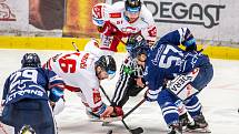 Utkání předkola play off hokejové extraligy - 2. zápas: HC Vítkovice Ridera - HC Olomouc. Zleva David Krejčí z Olomouce a Jan Hruška z Vítkovic.