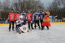 Tradiční hokejové exhibiční utkání pod otevřeným nebem zorganizovaly hokejové Vítkovice poprvé na Skalce  u Ostravy. 